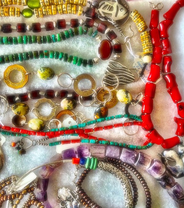 Comment choisir et porter des bijoux en acier inoxydable avec des tenues formelles ?